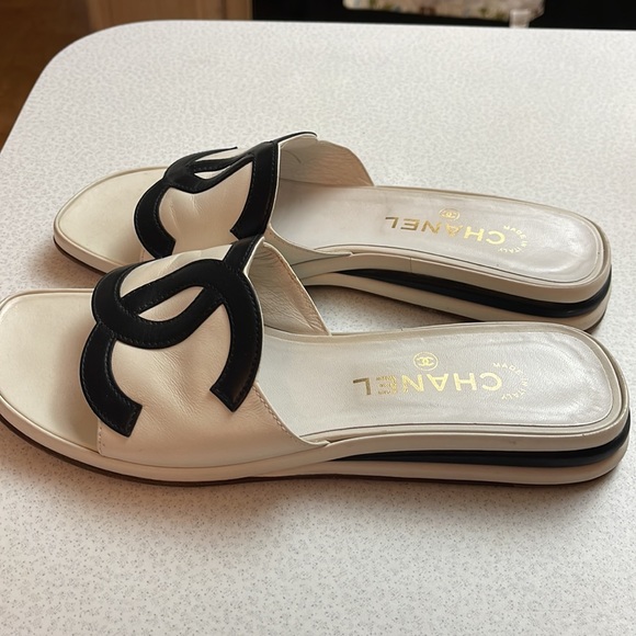 Chanel CC interlocking Slides - Picture 2 of 7